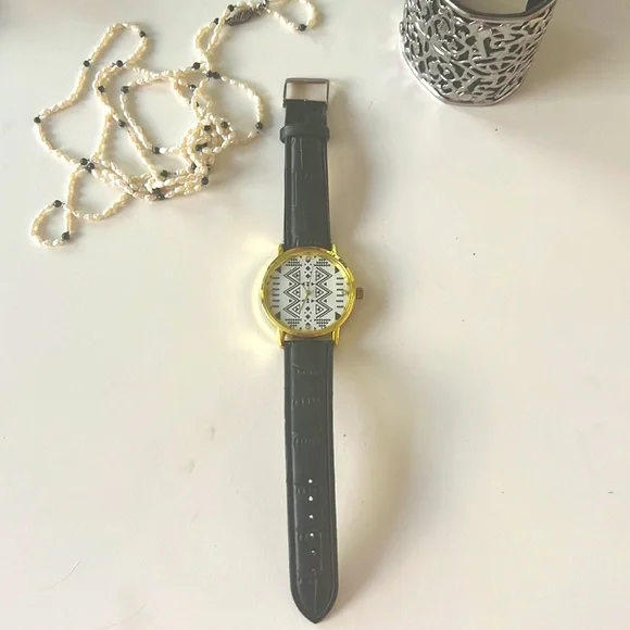 New ladies watch,black band, gold, white,black design.Complete with new battery - Picture 3 of 6